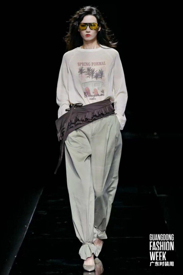 柳荷投资 叛逆的优雅：QINGMU 2026春季「雅痞女郎派对」登陆广东时装周